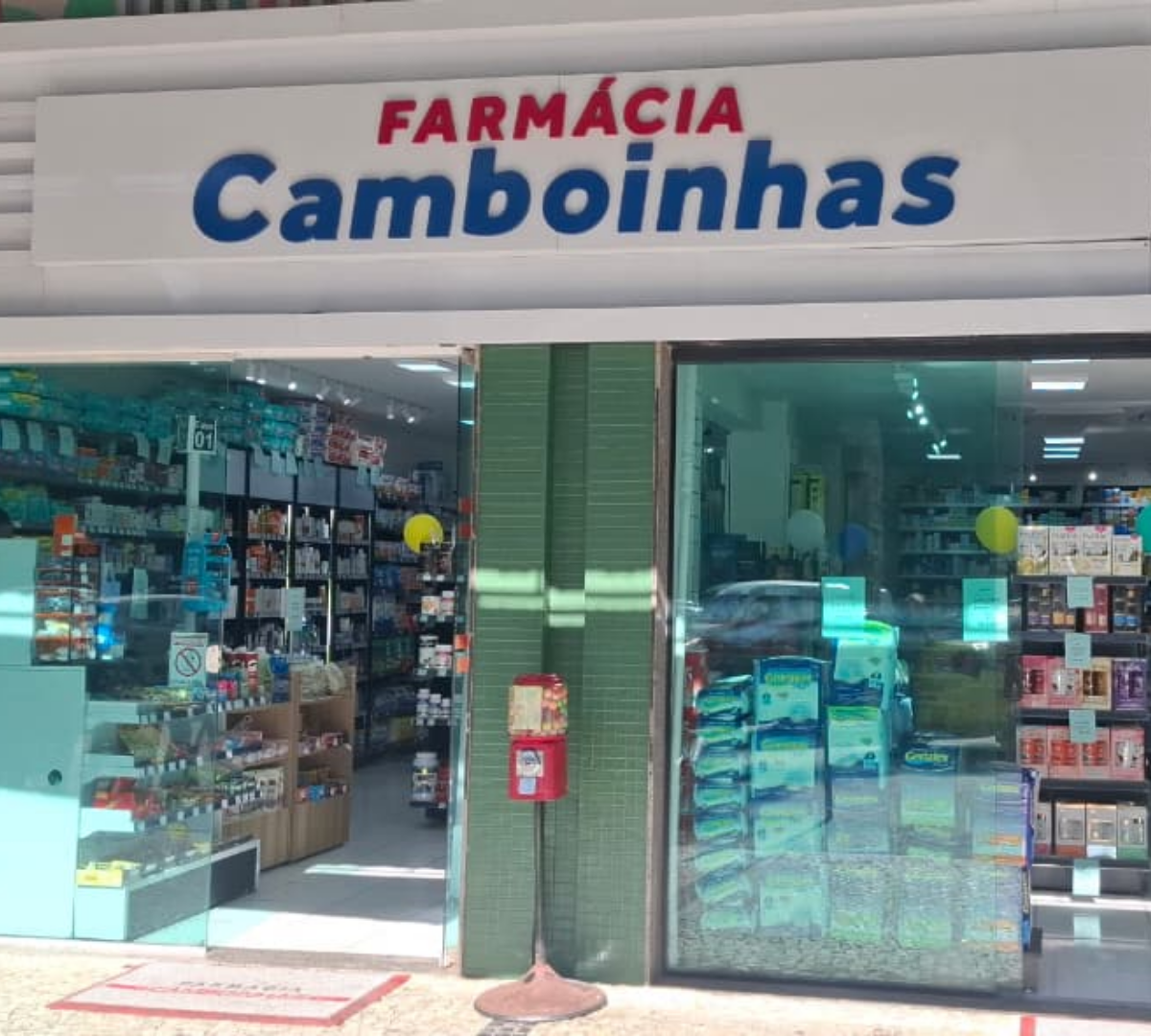 Farmacêutica atendendo cliente com atenção e cuidado