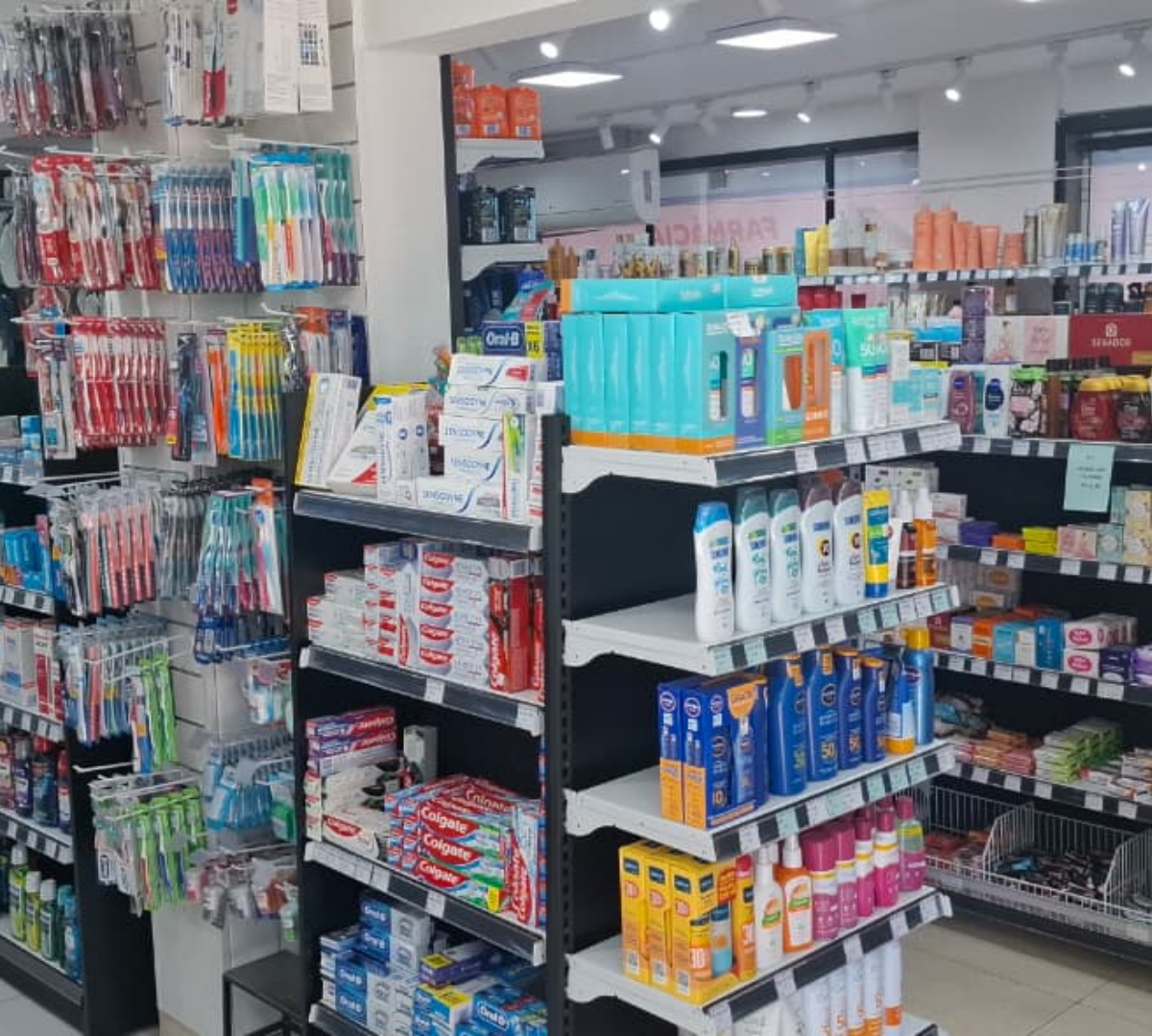 Corredor com ampla variedade de produtos de saúde e bem-estar